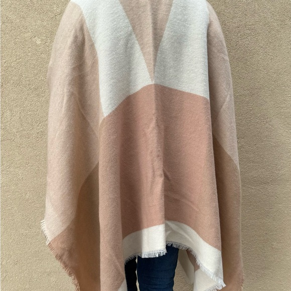 Lands’ End Color-block Shawl Wrap in Blush - Picture 3 of 5